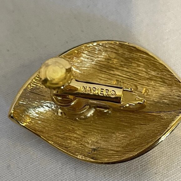 Napier Gold Tone Leaf Inspired Screw Back Clip-on Earrings Vintage 1.5 inches - Picture 7 of 10